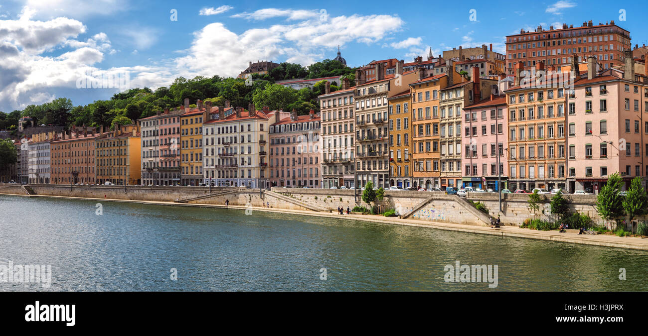Lyon (Francia), edificios antiguos en el centro histórico de la ciudad, cerca del río saone Foto de stock