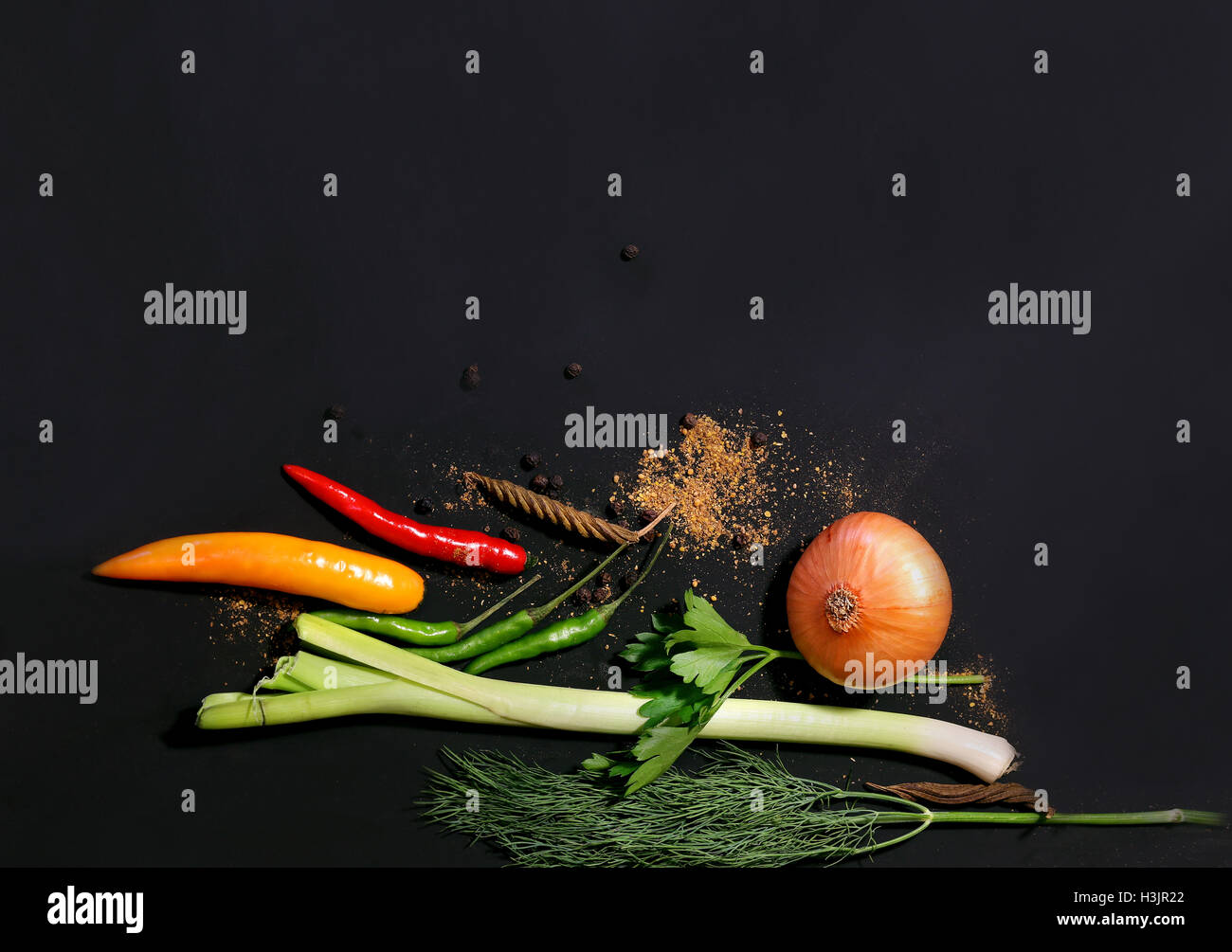 Deliciosas verduras sobre fondo negro bodegón Foto de stock