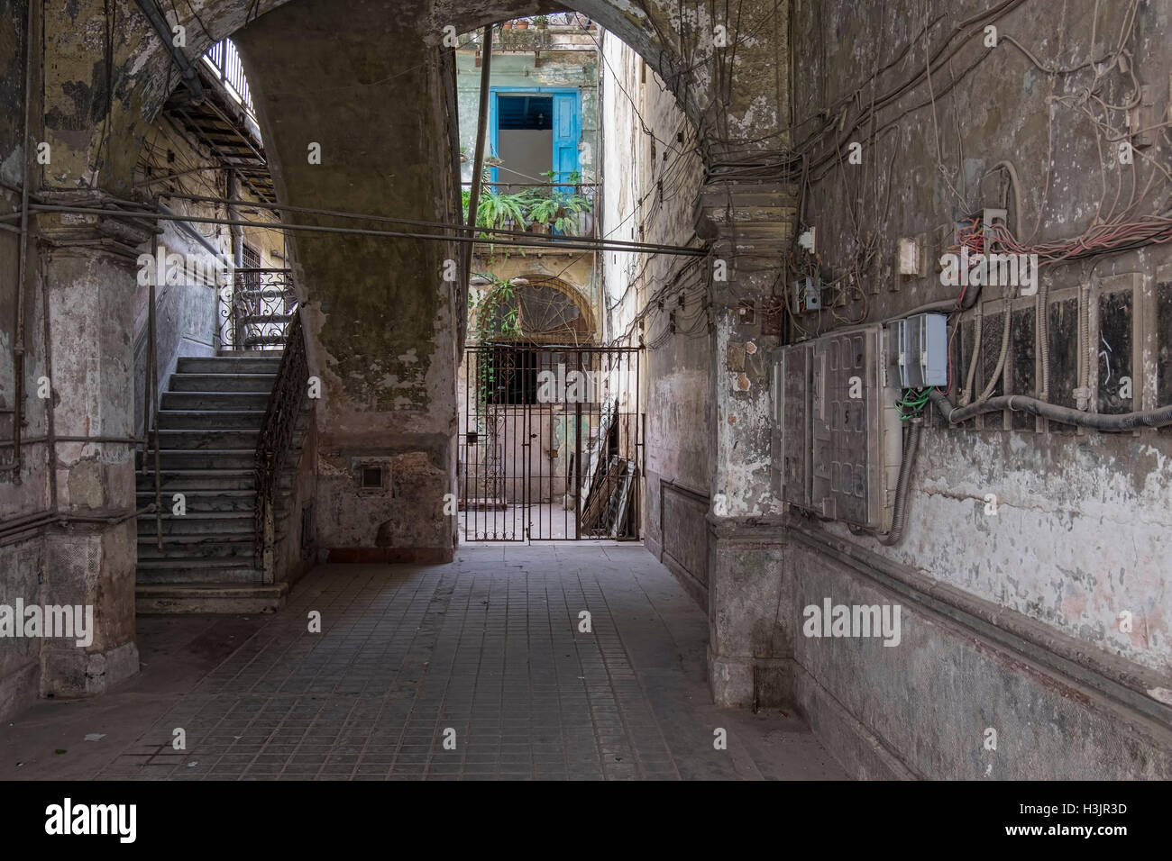 El hall de entrada típico bloque de apartamentos en La Habana Vieja, La Habana Vieja, La Habana, Cuba Foto de stock