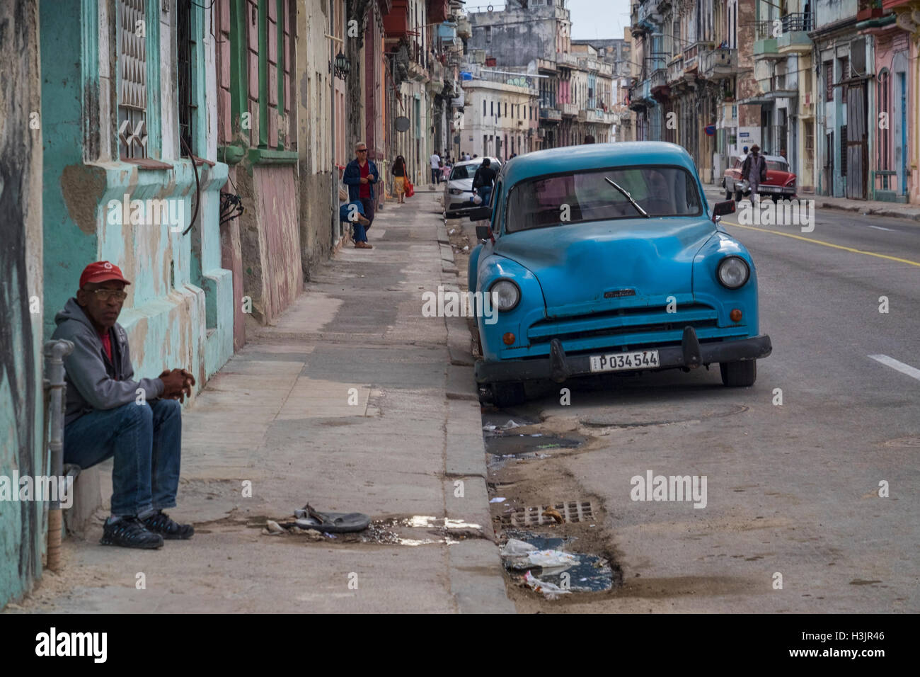 Típico de La Habana vagabundos en Centro Habana, la Calle San Lázaro, cerca del Malecón, La Habana, Cuba Foto de stock