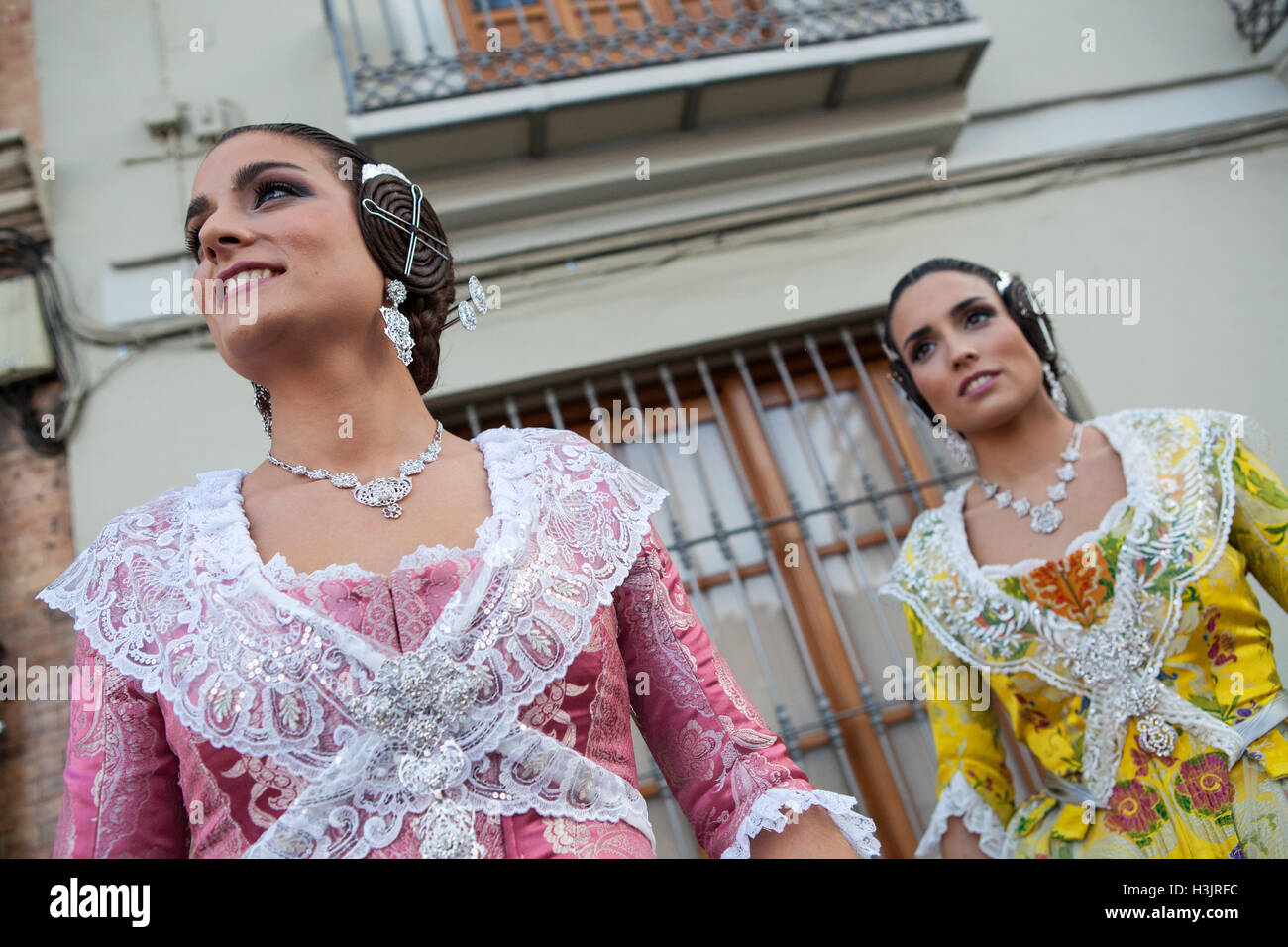 Retrato de dos mujeres en trajes tradicionales valencianas de Las Fallas Foto de stock