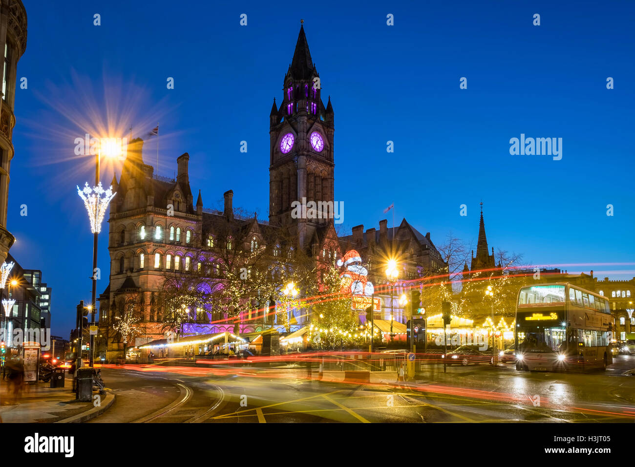 Los mercados de Navidad y Manchester Town Hall en la noche, Albert Square, el centro de la ciudad de Manchester, Manchester, Inglaterra, Reino Unido. Foto de stock