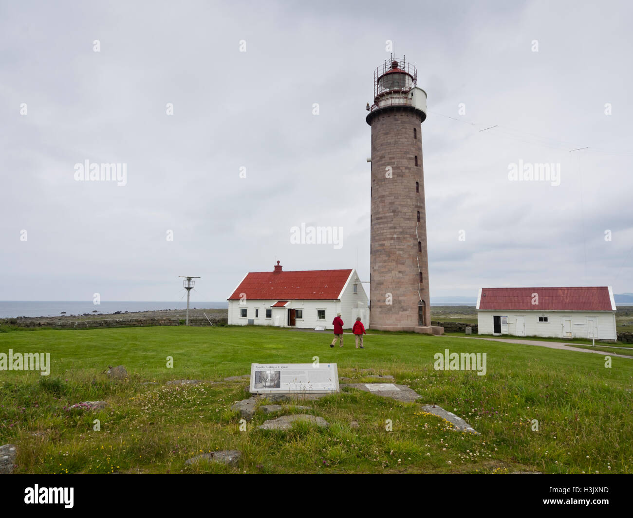 Listaa faro en la Listaa península Noruega Vest-Agder, totalmente automatizado e importante para el tráfico marítimo del Mar del Norte Foto de stock