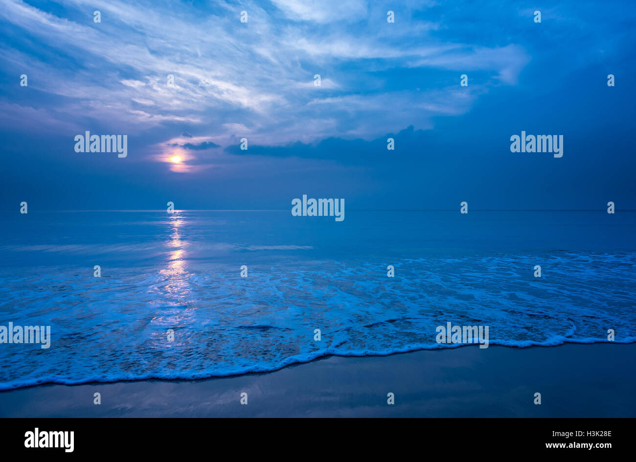 La hermosa playa y la ola de espuma suave por la noche, copie el espacio. Foto de stock