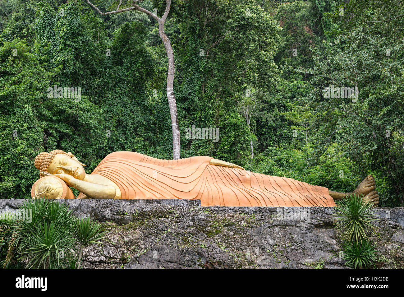 Golden Buddha Reclinado en Krabi templo en la provincia de Krabi, Tailandia. Foto de stock
