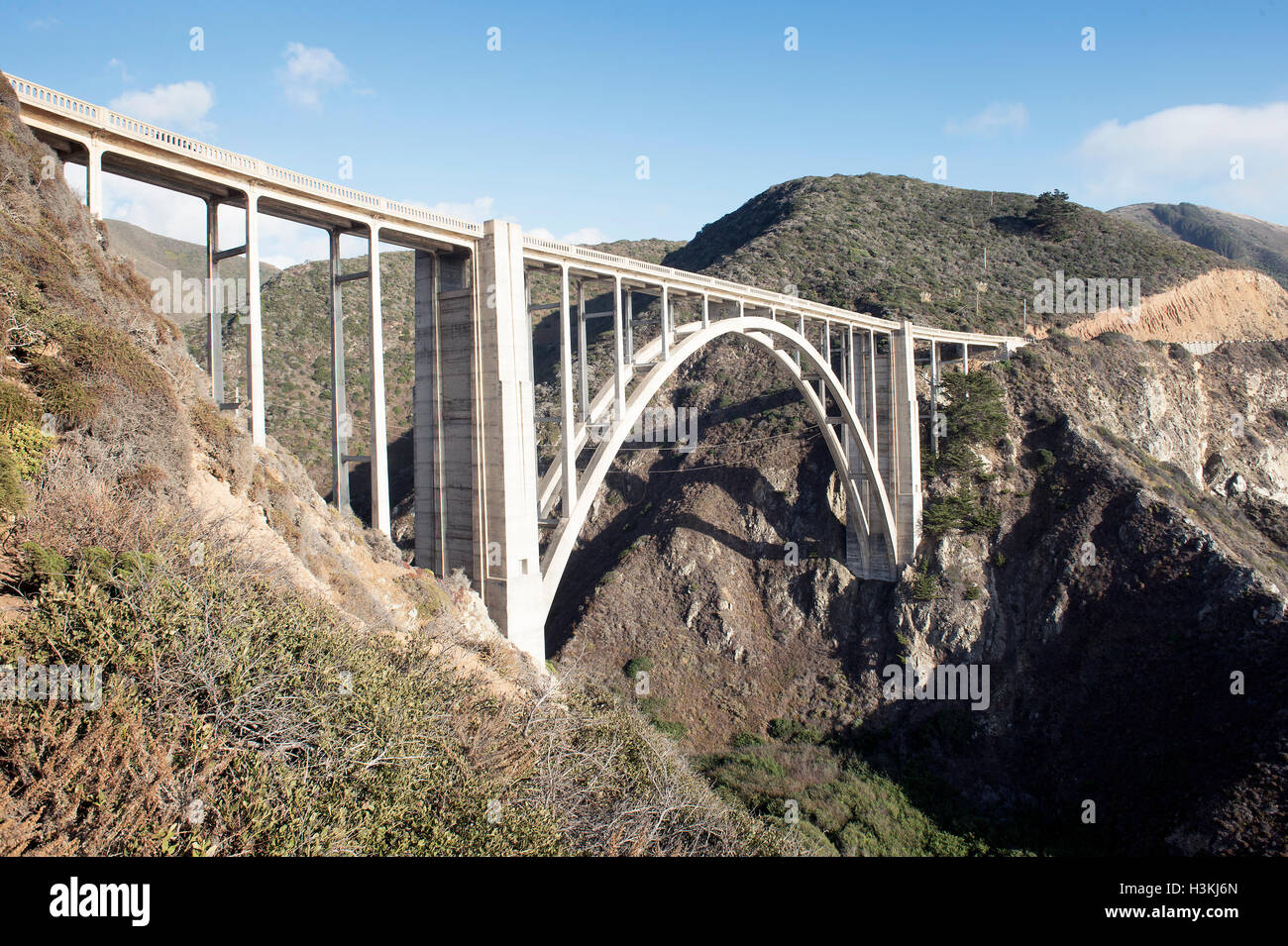 Vista de la Bixby Creek Bridge en la costa de Big Sur de California, Estados Unidos. Foto de stock