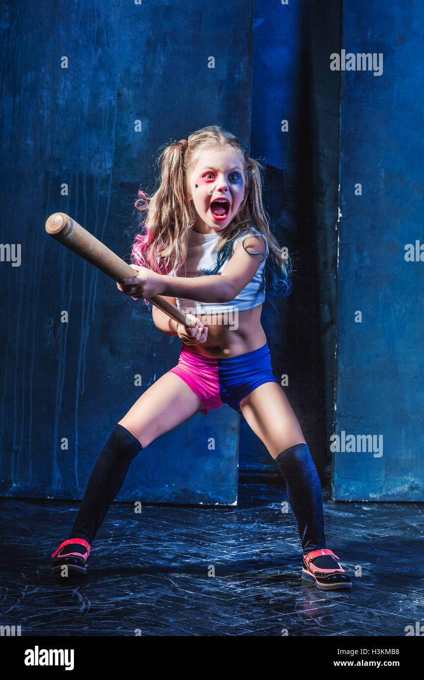 Tema de Halloween: Chica con bate de béisbol listo para golpear Fotografía  de stock - Alamy