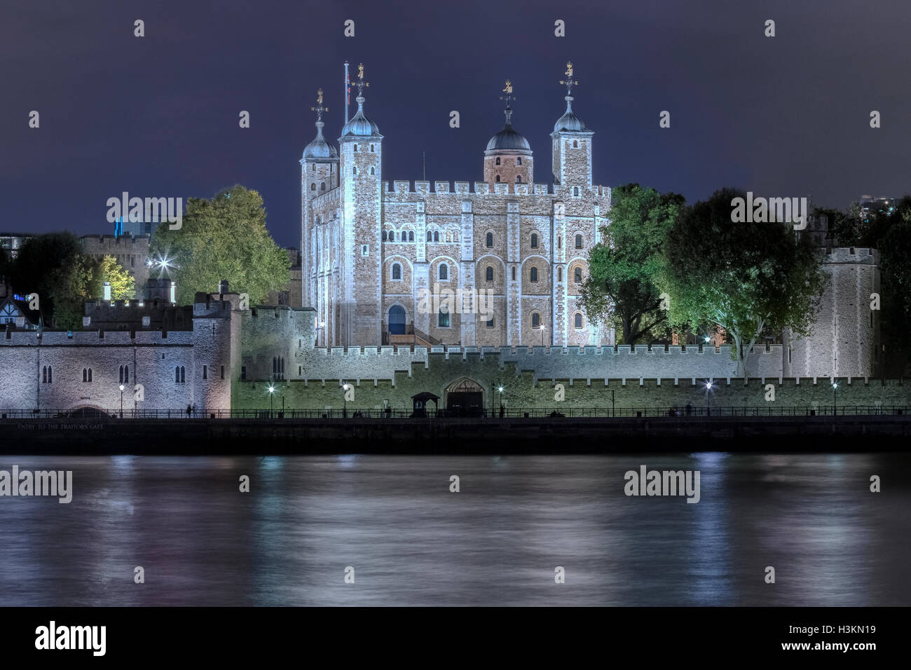 La Torre de Londres en la noche, Inglaterra, Reino Unido. Foto de stock