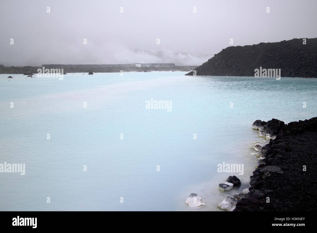 Los estanques de aguas residuales en la laguna azul de Islandia Foto de stock