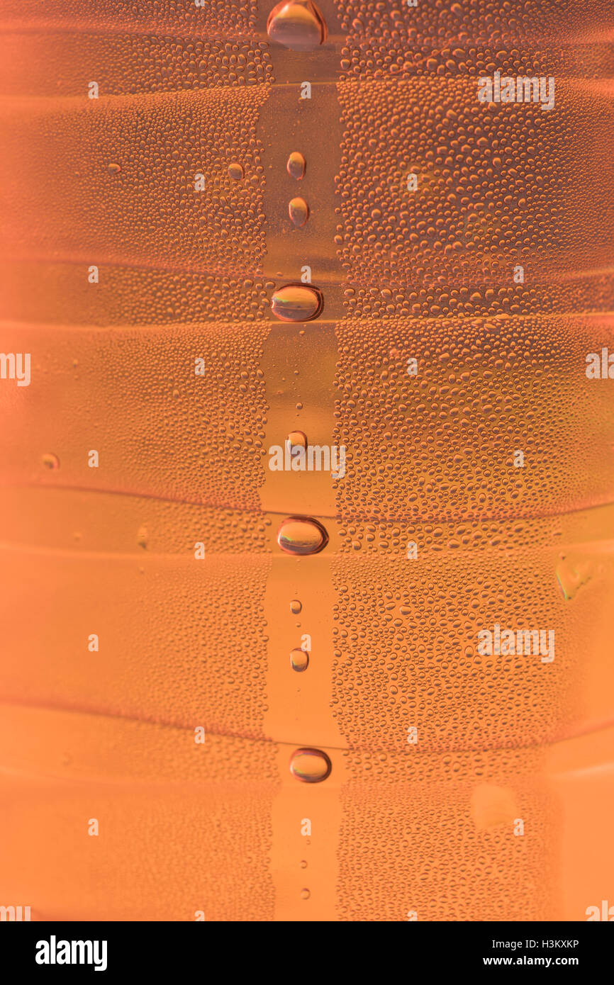 Imagen abstracta de los granos de condensación de agua en el interior de una botella de PTFE. Metáfora día Mundial del agua, Resumen del día del agua, mercado de comercio del agua Foto de stock