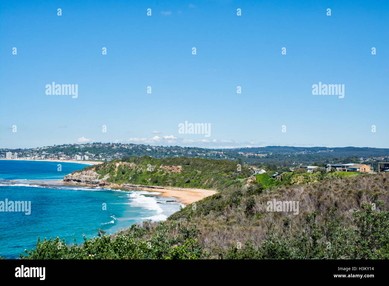 Mirando al sur por la playa de Narrabeen Turimetta con cabeza en la media distancia.Sydney, Australia. Foto de stock