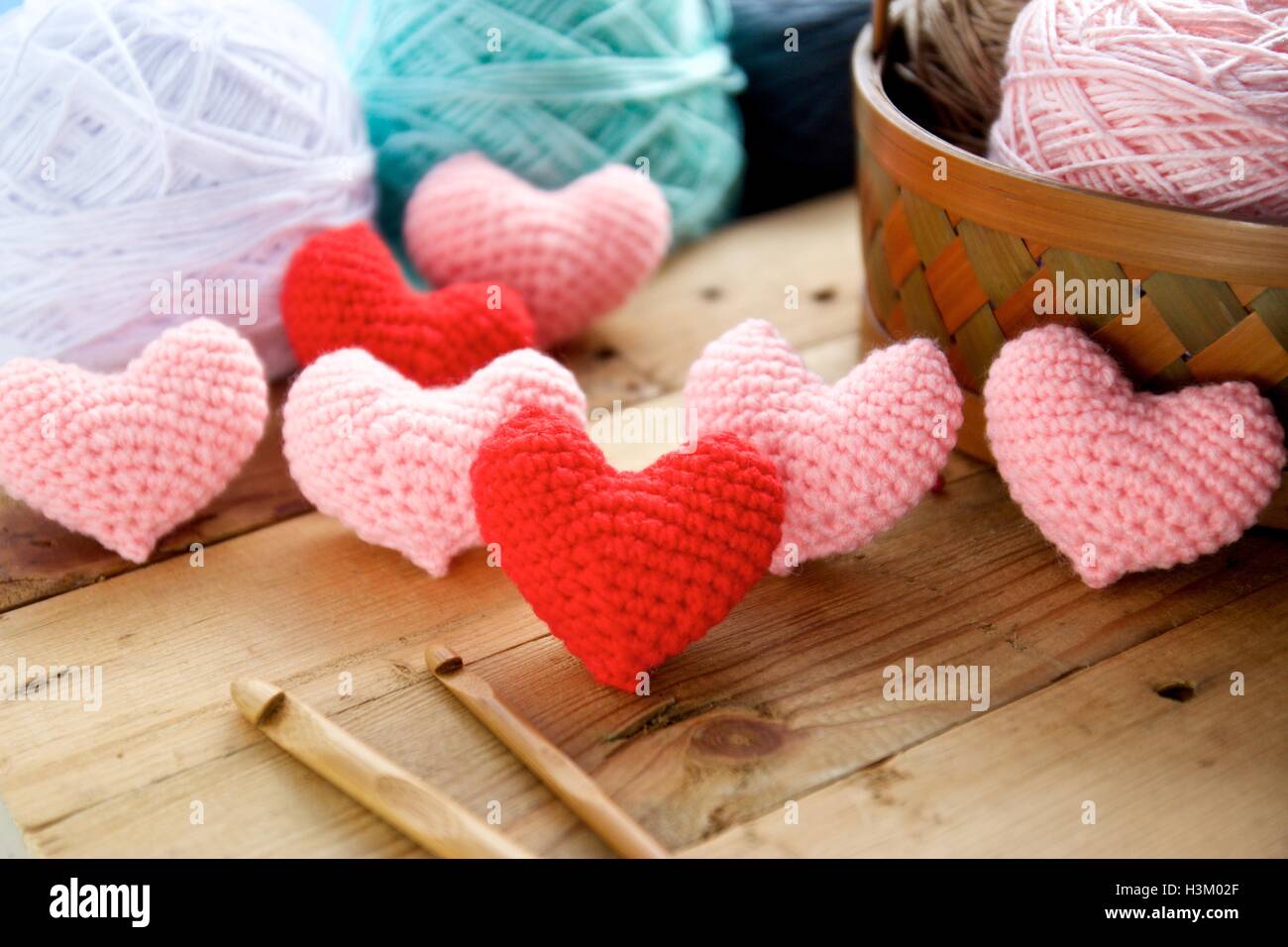 Corazón Crochet en tabla de madera y la bola de hilo antecedentes Foto de stock