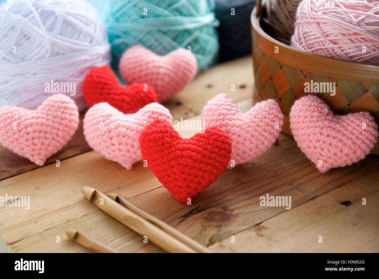 Corazón Crochet en tabla de madera y la bola de hilo antecedentes Foto de stock