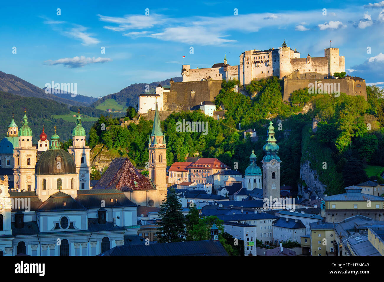 La catedral de Salzburgo y fortaleza Foto de stock
