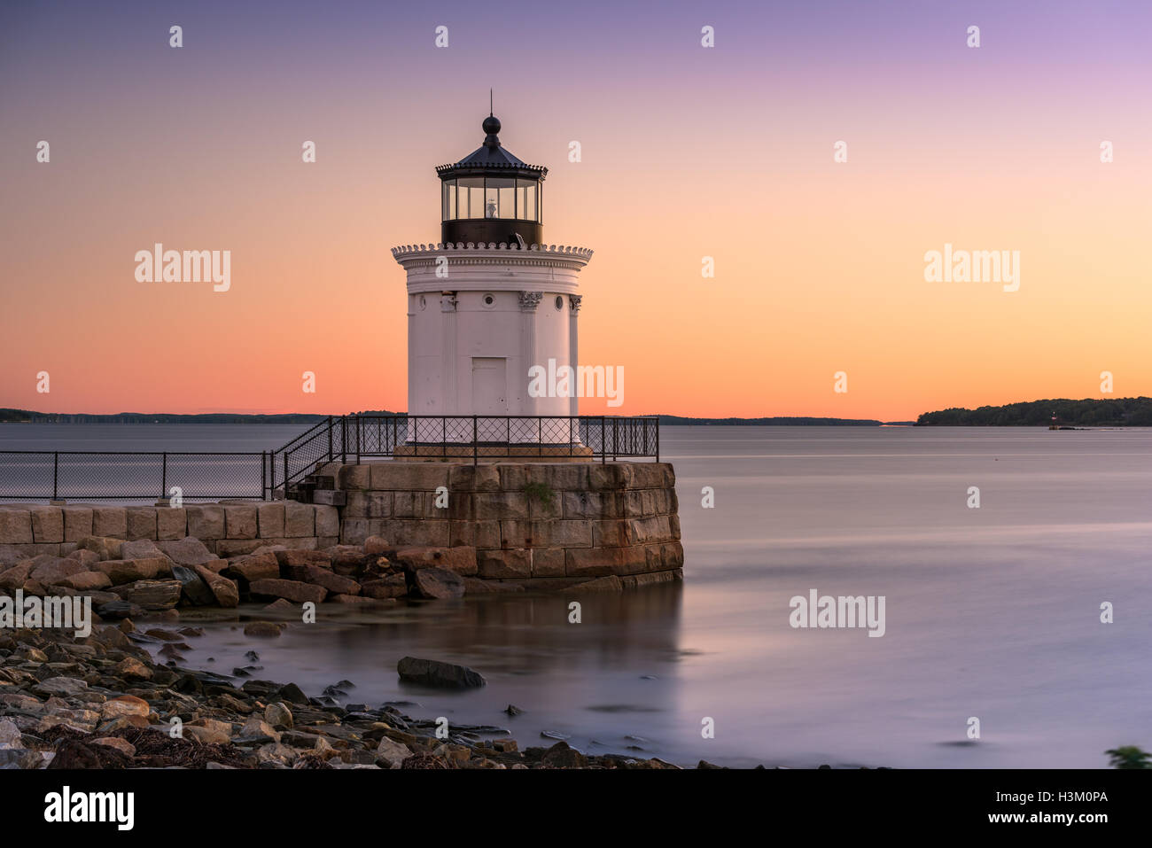 South Portland, Maine, EE.UU. a la luz de rompeolas de Portland. Foto de stock
