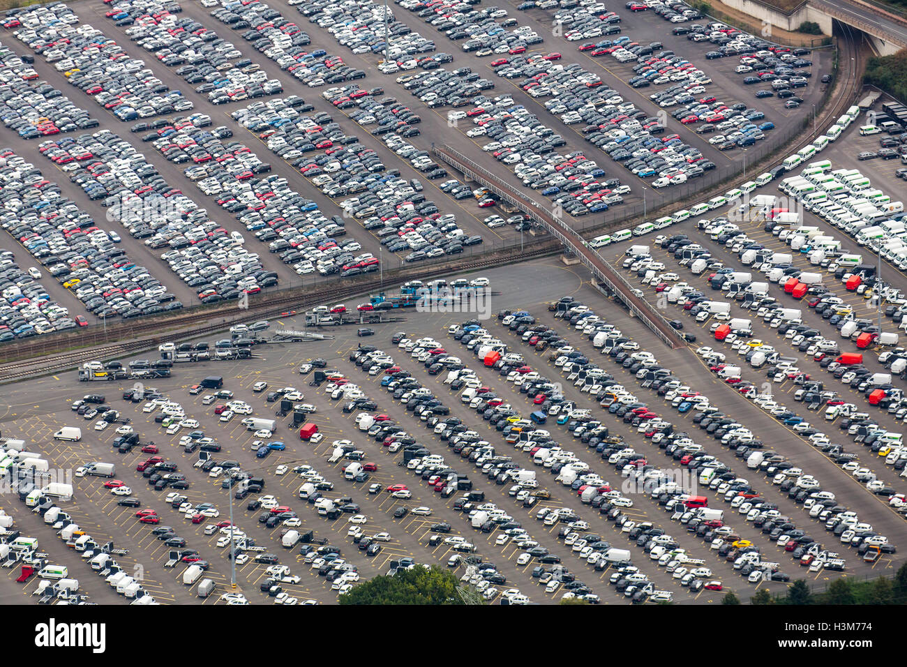 Areal de Areal ver vista de puerto interior Ruhrort, Duisburg, Alemania, Logport carga, alquiler de logística, estacionamiento para autos nuevos, Foto de stock