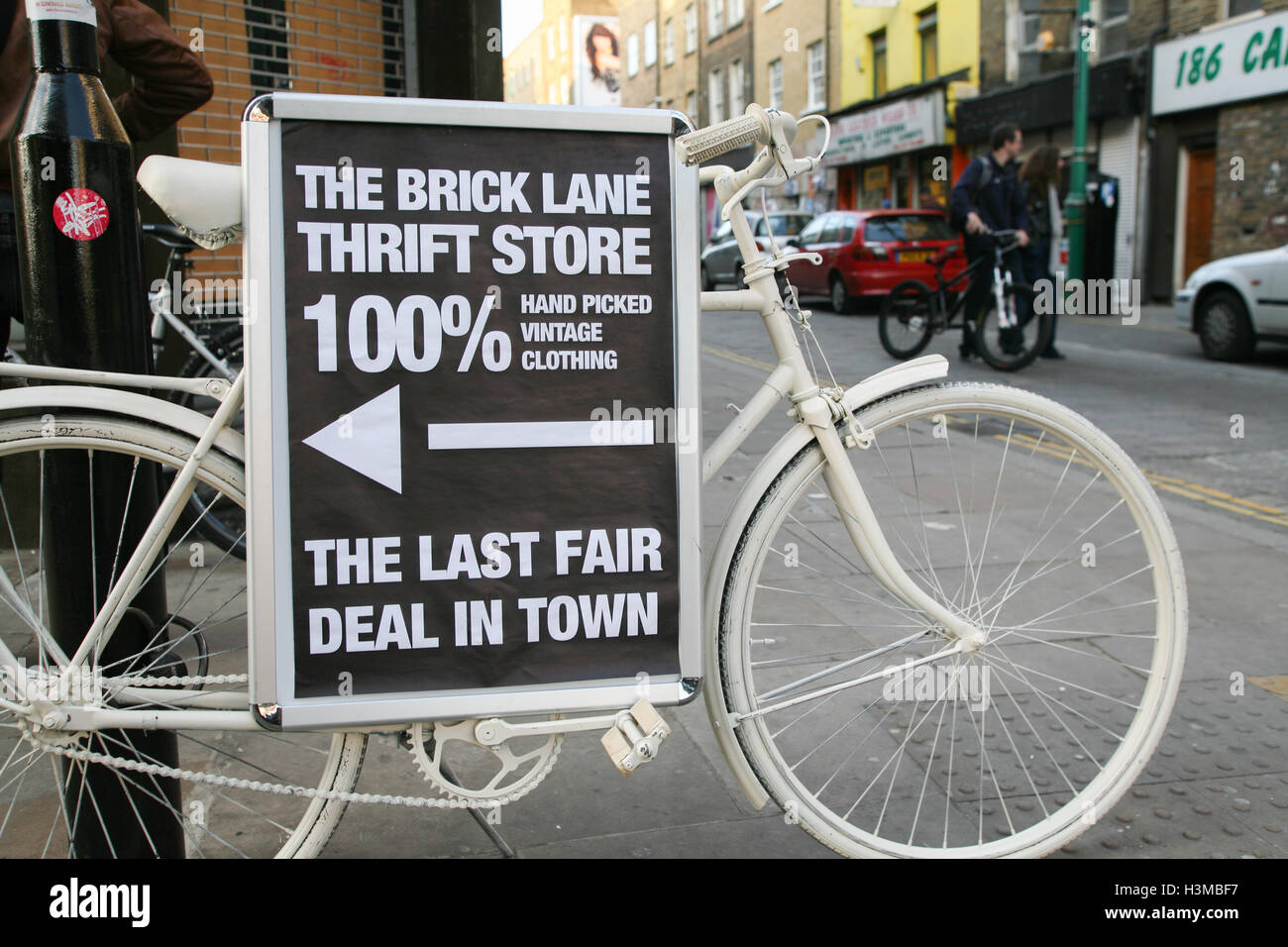 Pintado se utiliza como un anuncio de bicicletas firmar a lo largo de Brick Lane, Londres.Inglaterra,Reino Unido,GB, Gran Bretaña,British.de octubre. Foto de stock