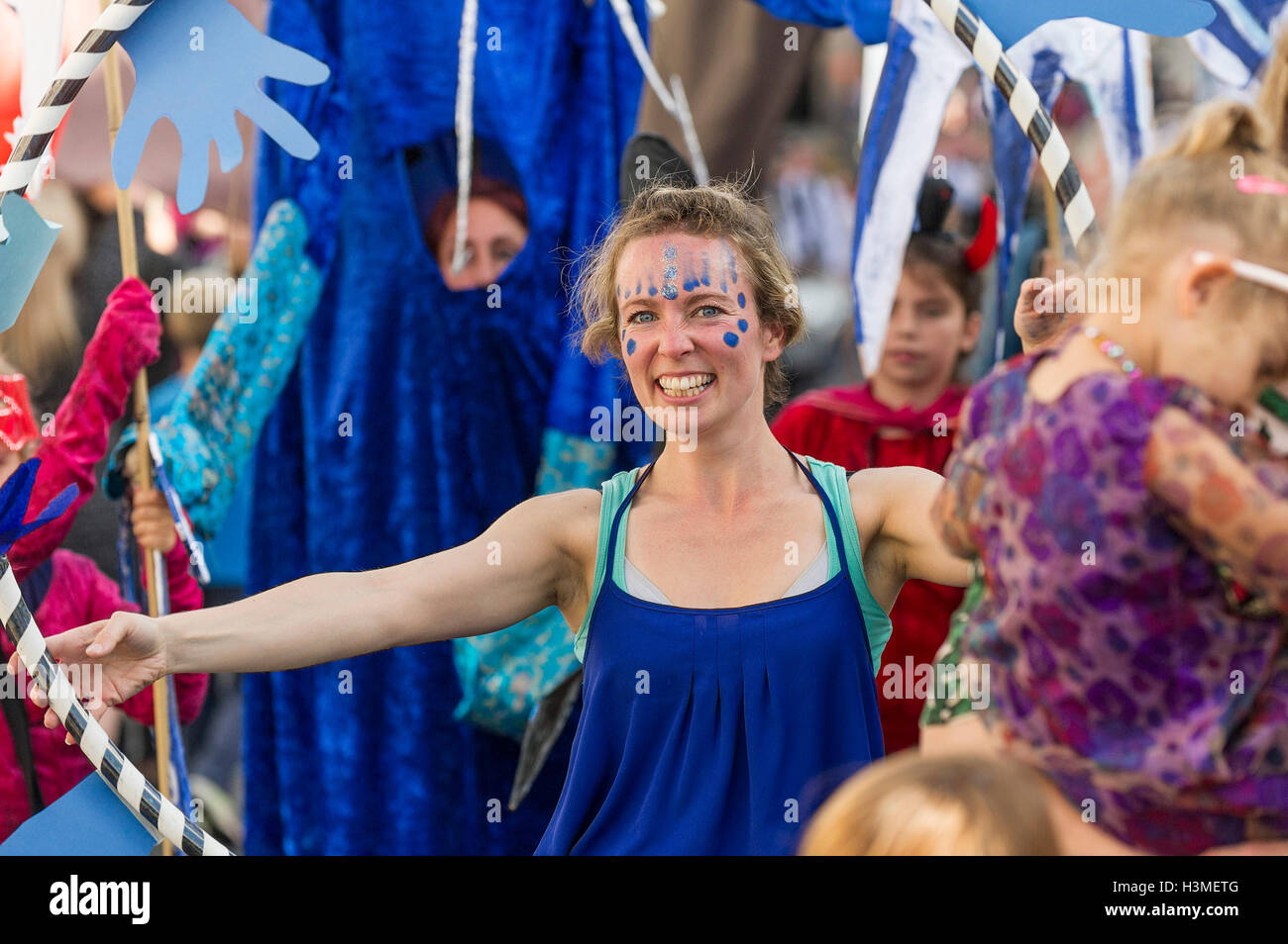 Un ejecutante disfrutando de ella en la procesión en el Penryn Festival en Cornwall. Foto de stock