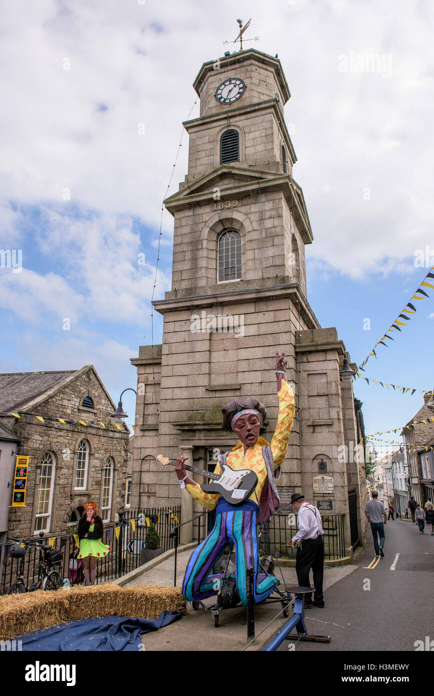 Una efigie de Jimi Hendrix fuera del Penryn torre del reloj. Festival Penryn en Cornwall. Foto de stock