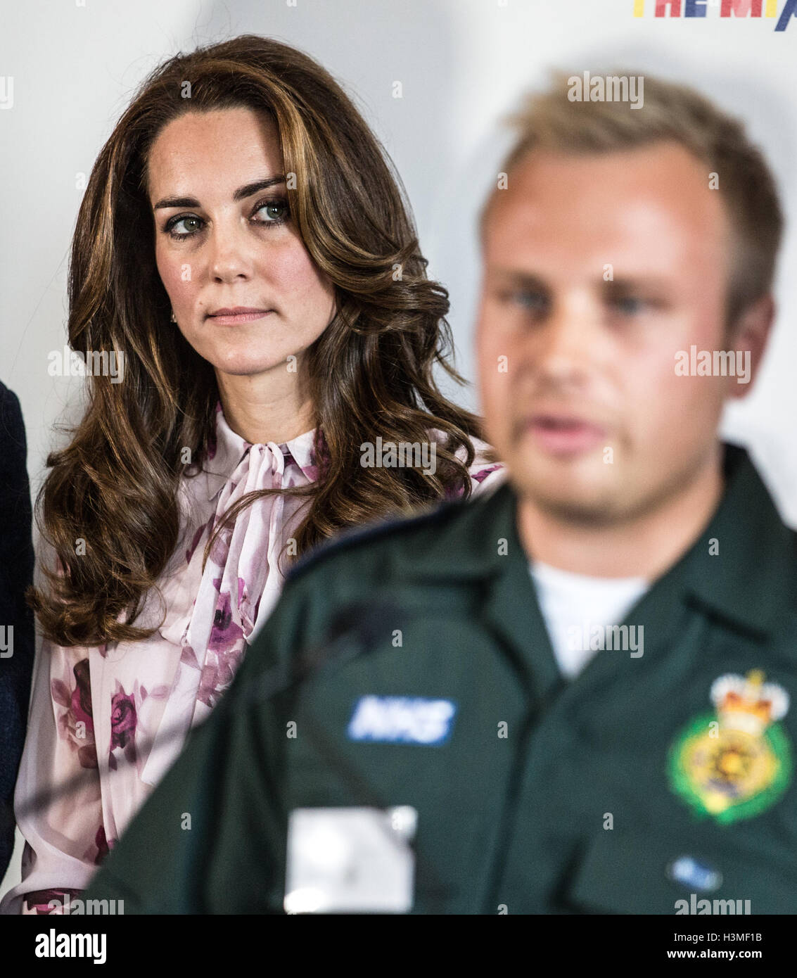 La duquesa de Cambridge escucha ambulanciero Dan Farnworth hablan de su