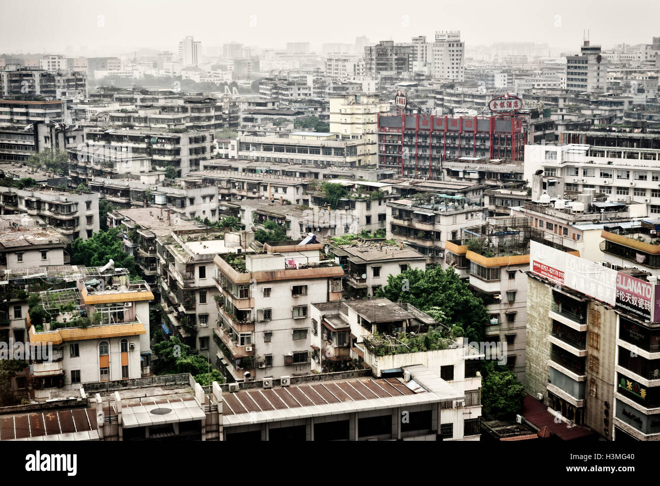 Vista aérea de la ciudad de Foshan en edificios residenciales, GuangDong, China 2016 Foto de stock