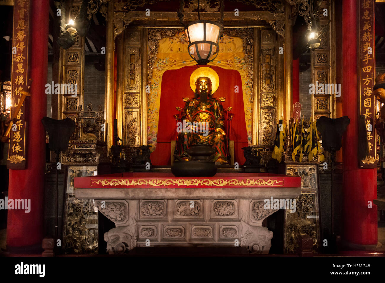 Ancestro de Foshan Templo altar con la estatua de Buda en Foshan, Guangdong, China 2016 Foto de stock