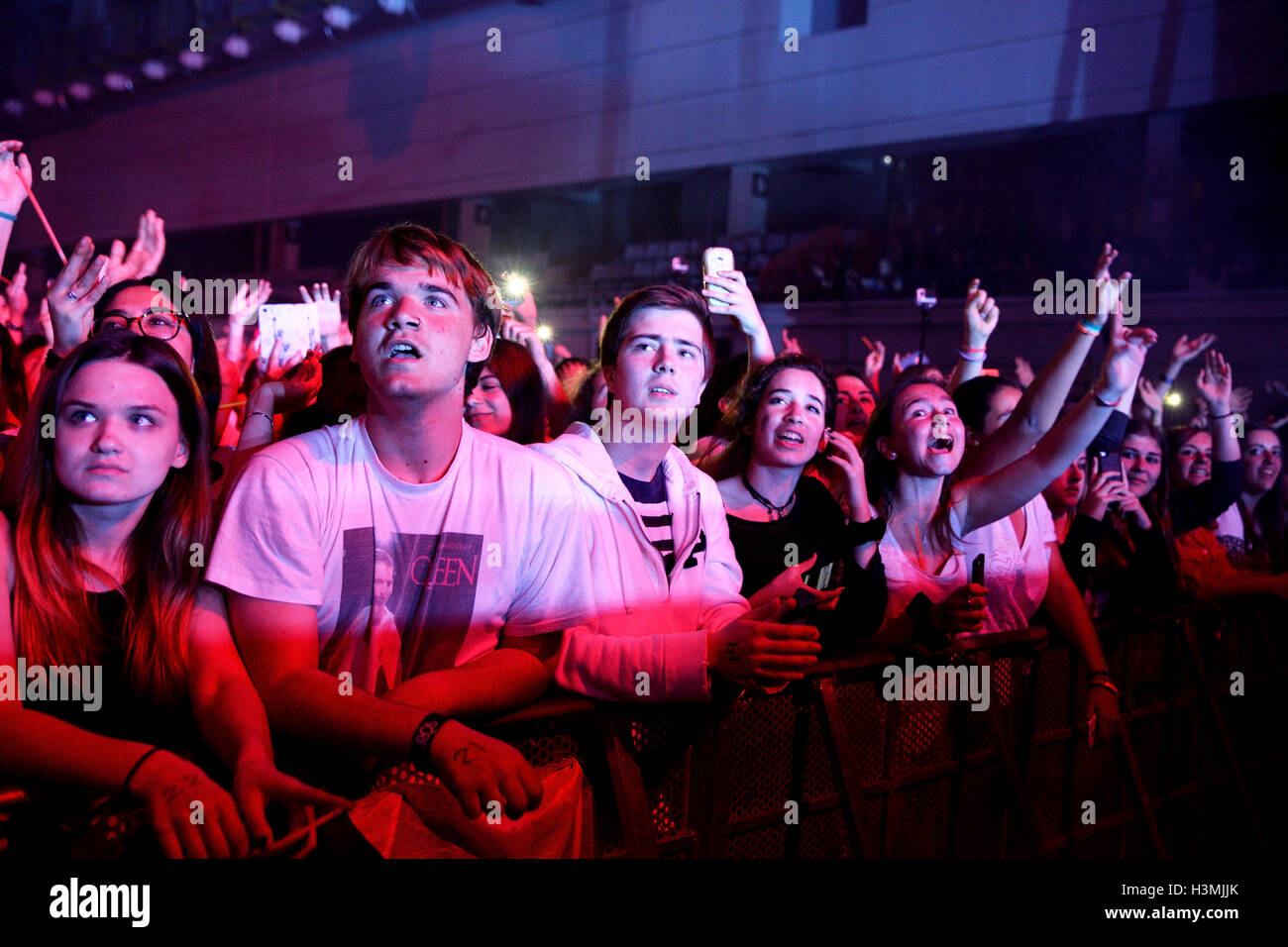 BARCELONA - mar 30: multitud en un concierto en el Sant Jordi Club estadio el 18 de marzo de 2015 en Barcelona, España. Foto de stock