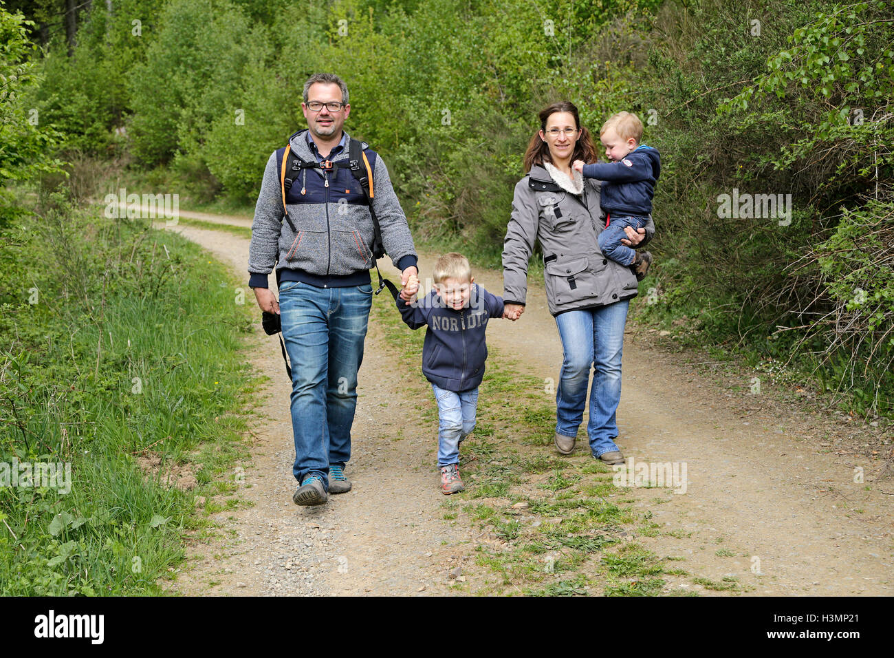 Familia joven va para caminar en el bosque Foto de stock