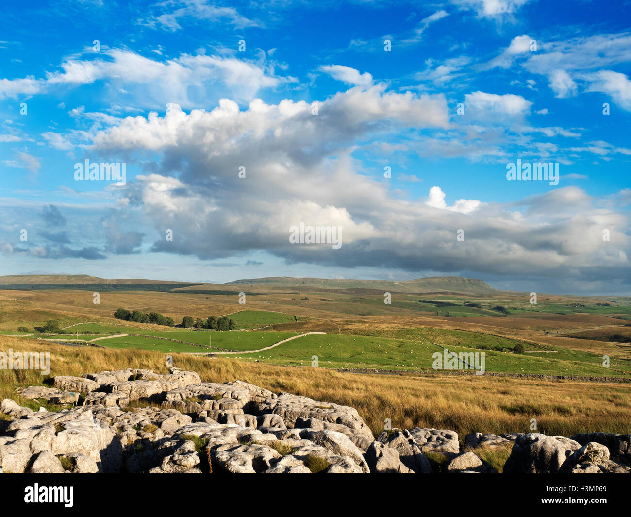 Cielo azul y las nubes blancas a lo largo de pluma y Gante desde Inglaterra Yorkshire Dales Ribblehead Foto de stock