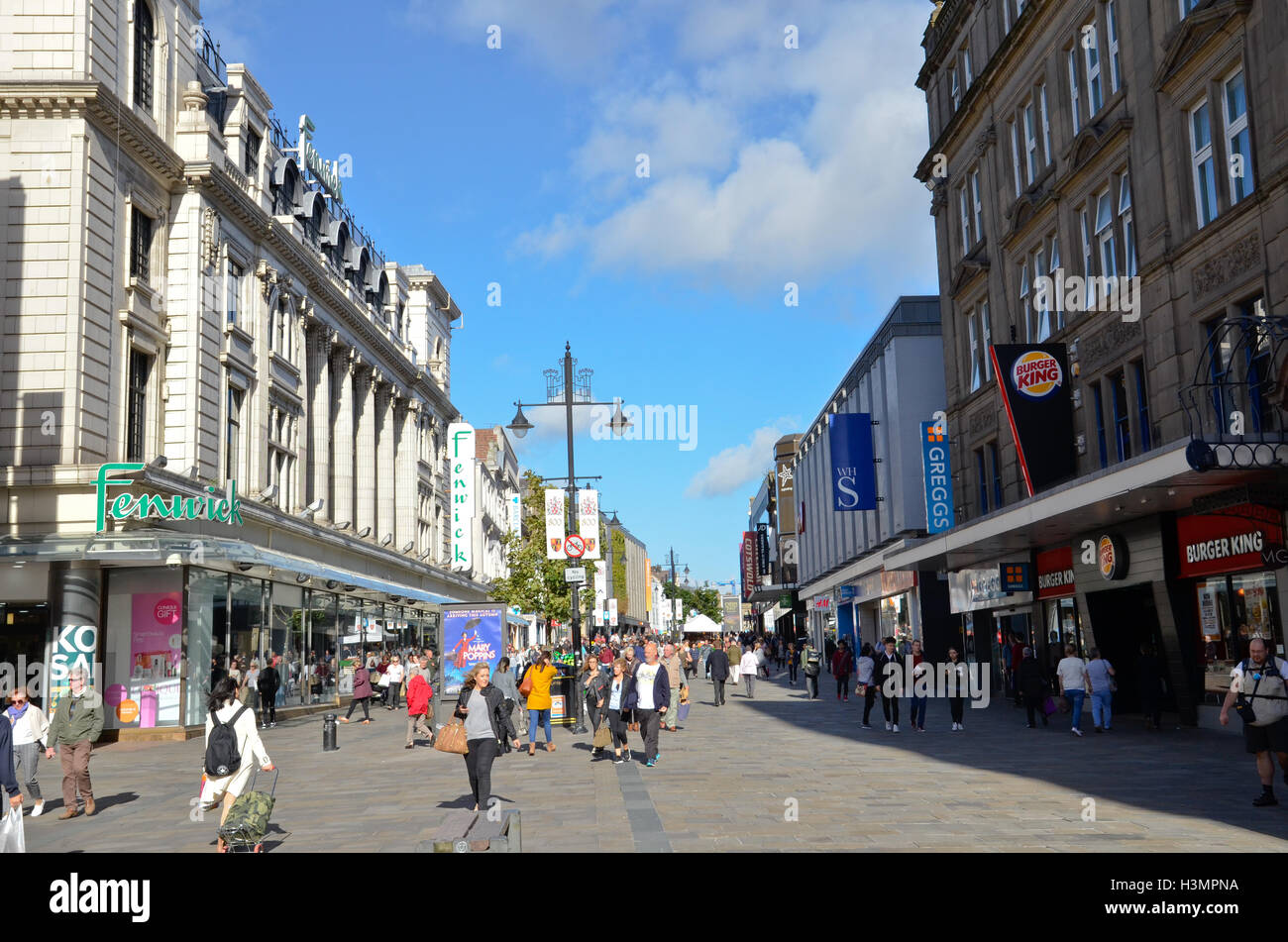 En Northumberland Street, la principal calle comercial y minorista en Newcastle Upon Tyne Foto de stock
