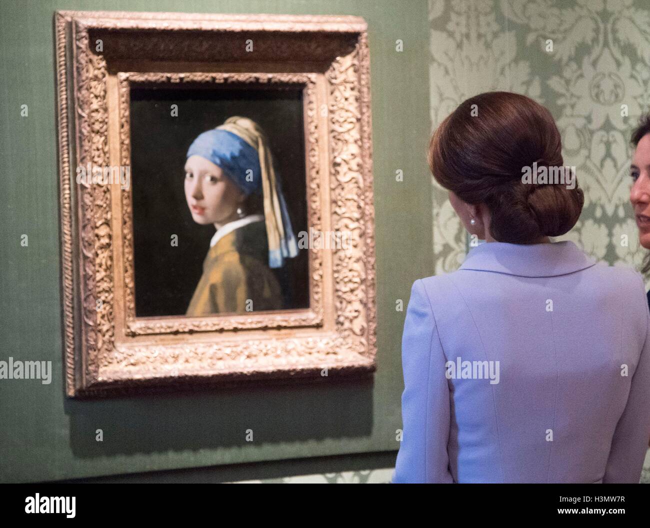 La duquesa de Cambridge opiniones la joven de la Perla de Johannes Vermeer  en el Mauritshuis en La Haya, donde visitó una exposición de 22 imagen por  artistas holandeses en préstamo a