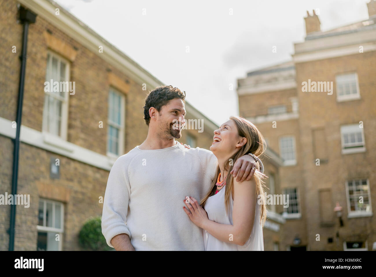 Feliz pareja joven paseando por la calle Kings Road, Londres, Reino Unido. Foto de stock