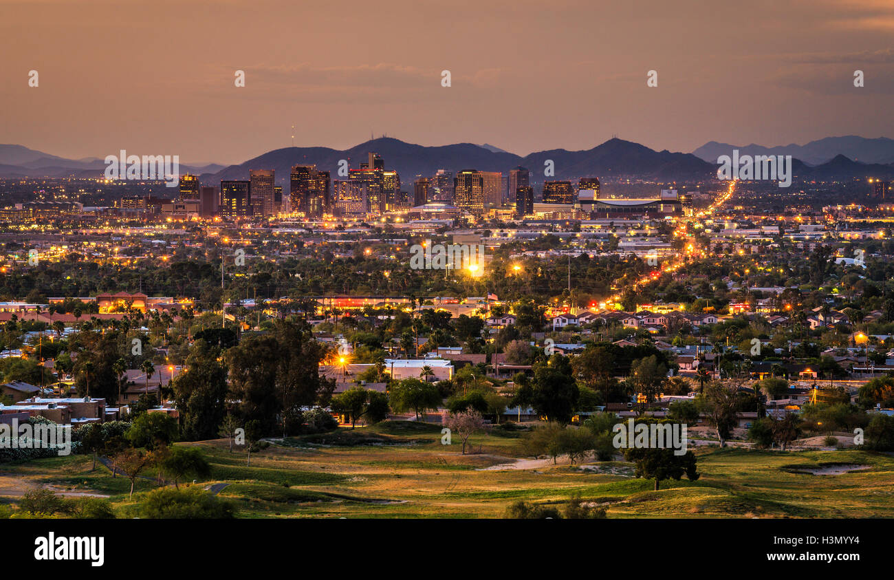 Vista aérea de Phoenix, Arizona skyline al atardecer Foto de stock