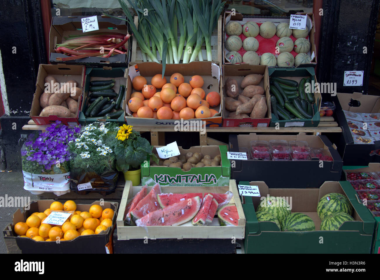 Tienda de frutas y hortalizas con las cajas display de calado Foto de stock