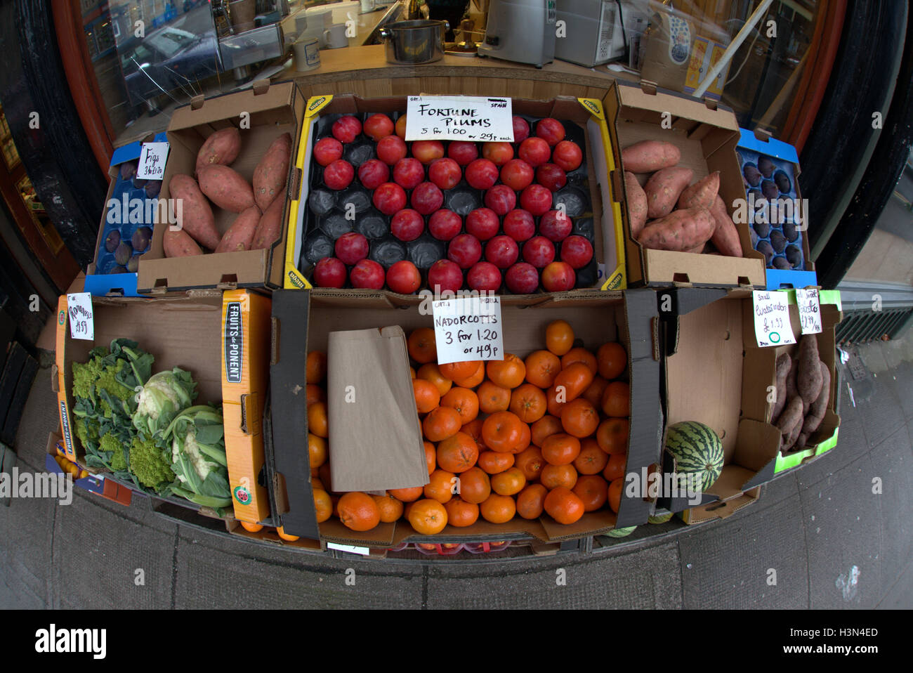 Tienda de frutas y verduras pantalla calada con cajas desde arriba fisheye Foto de stock