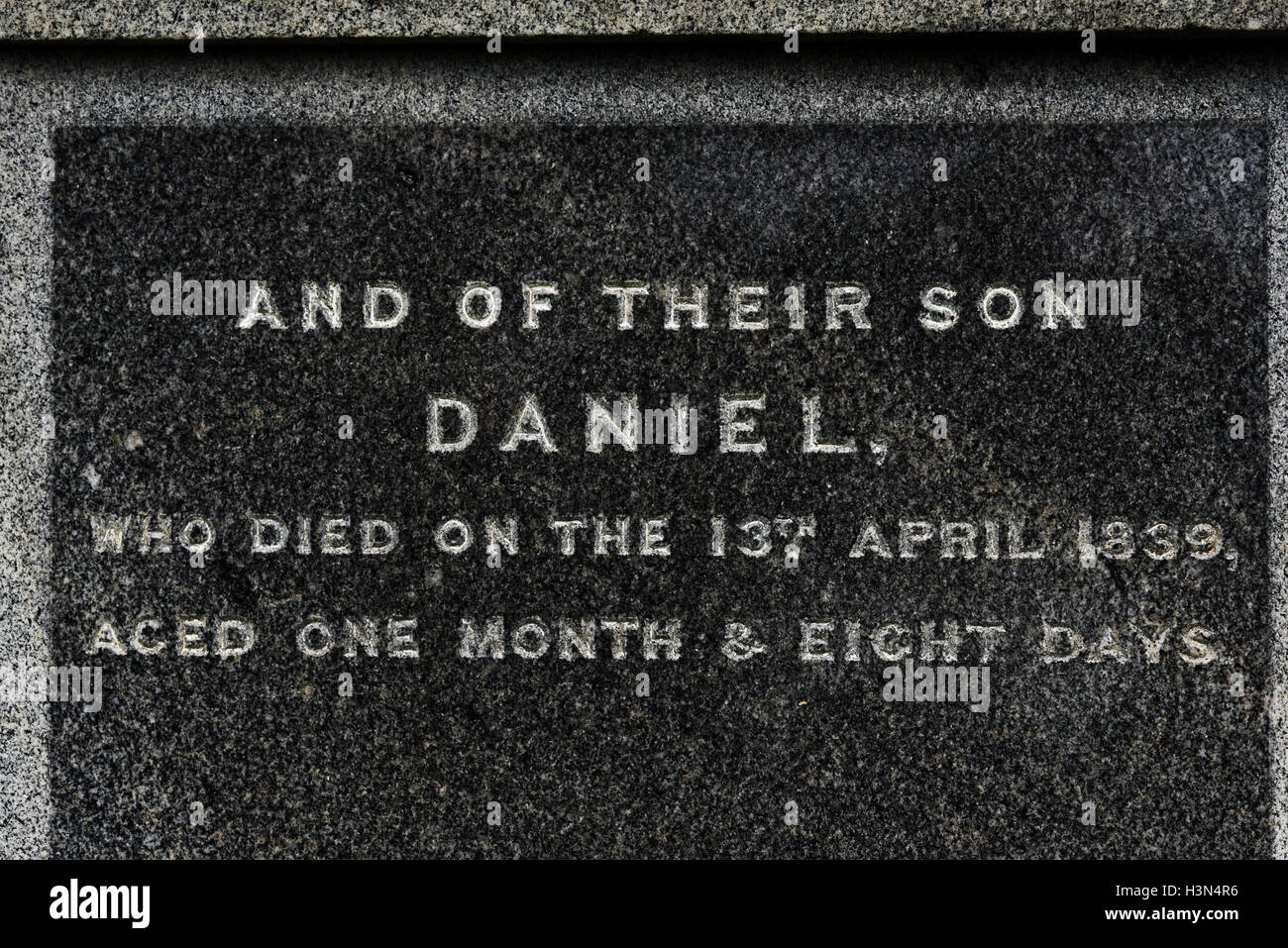 Una tumba de un niño que murió en 1 mes y 8 días Foto de stock