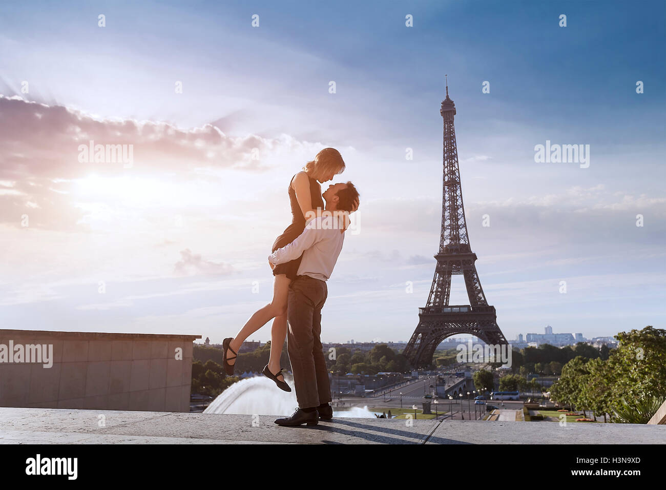 Alegre pareja romántica en Trocadero, cerca de la torre eiffel Foto de stock