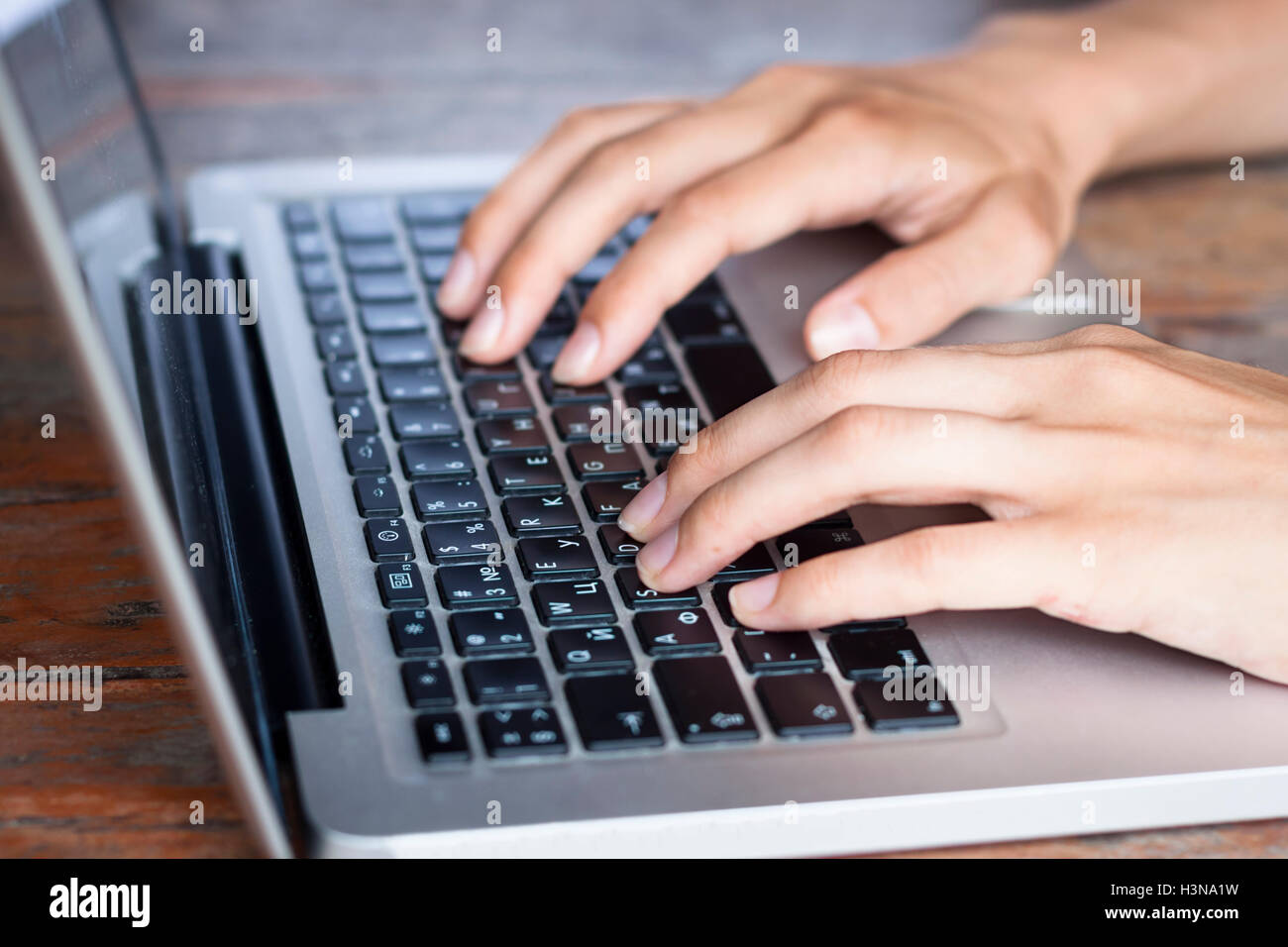 Suaves manos femeninas jóvenes escribiendo en un teclado de ordenador moderno Foto de stock