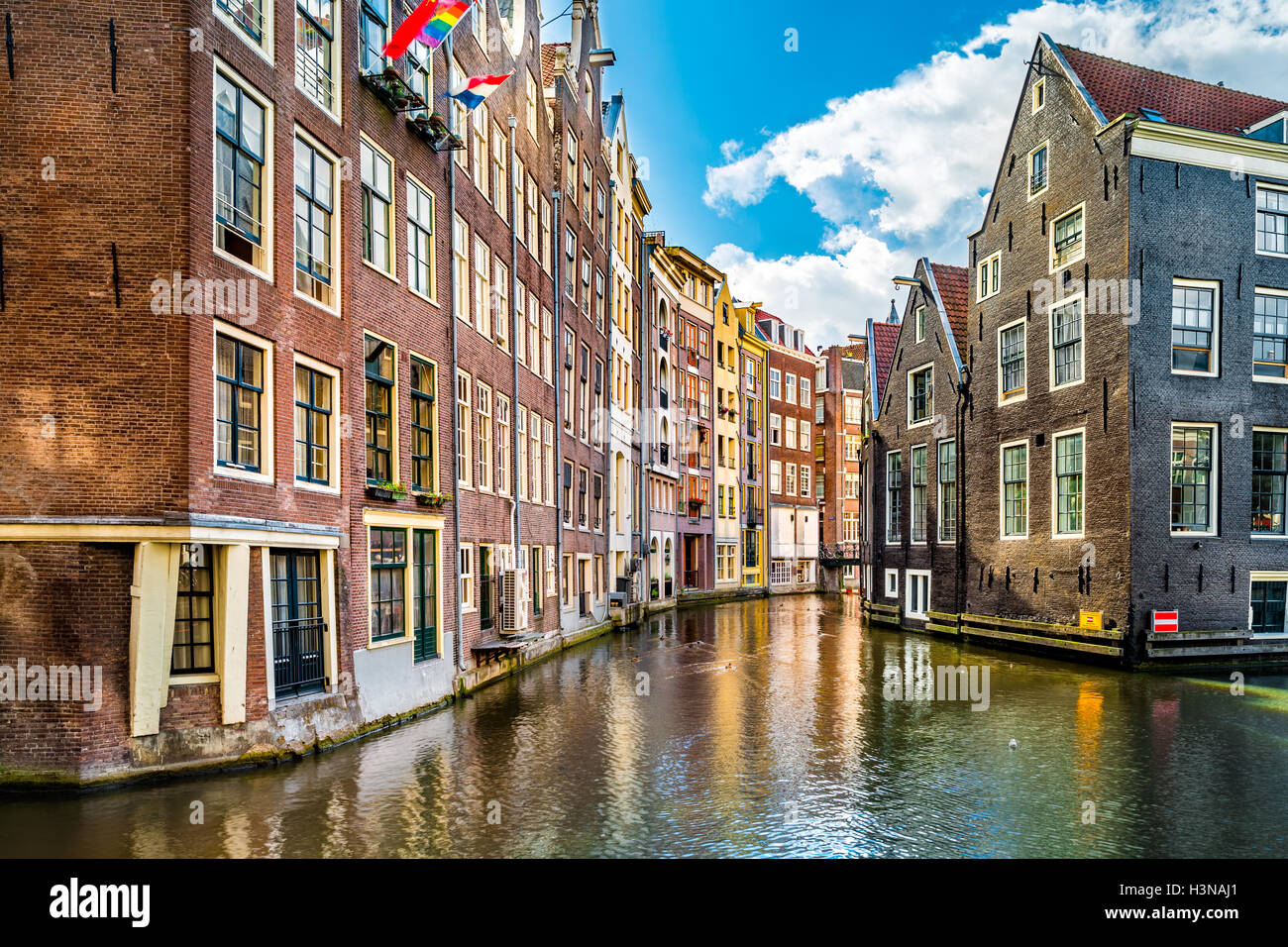 Los canales de Ámsterdam y holandesa típica de la arquitectura medieval en una mañana soleada Foto de stock