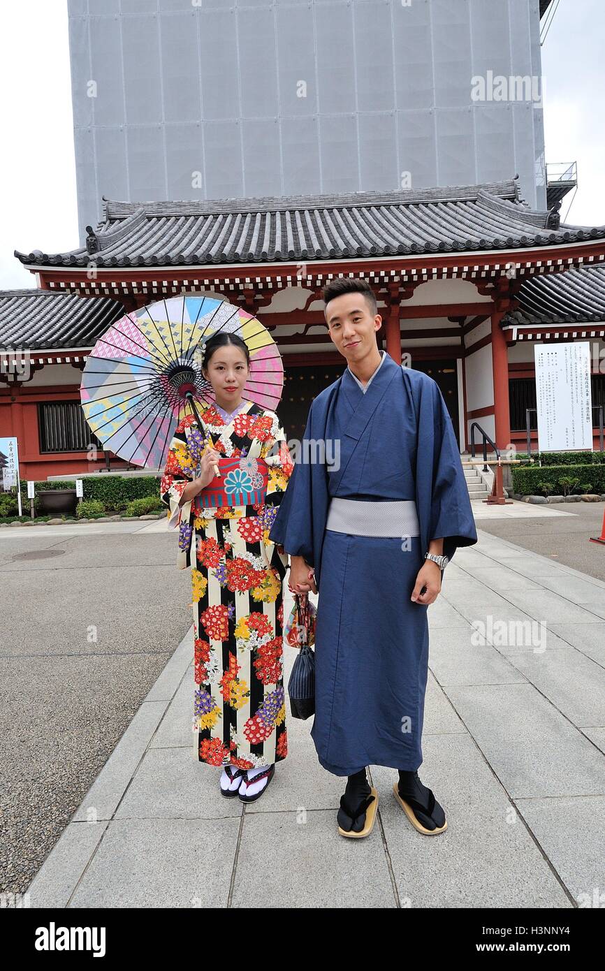 Tokio, Japón. 11 Oct, 2016. Una joven pareja japonesa vestida de kimono  japonés en frente del Templo Senso-ji en el distrito de entretenimientos de  Asakusa, Tokio, Japón, 11 de octubre de 2016.