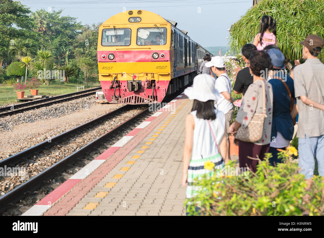 Chumphom, Tailandia - Marzo 31, 2015: Los pasajeros de detrás de pie en la plataforma antes de entrar en el tren en Chumphon, Tailandia. Foto de stock