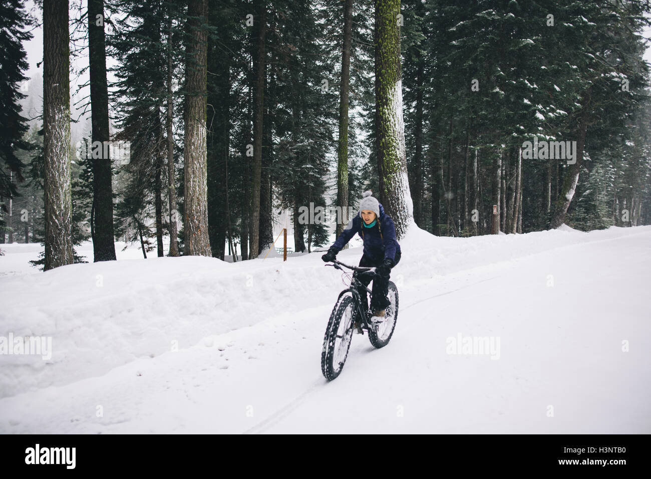 Vista lateral de la bicicleta de montaña con un macho adulto mirando el  gran tamaño de montañas cubiertas de nieve Fotografía de stock - Alamy