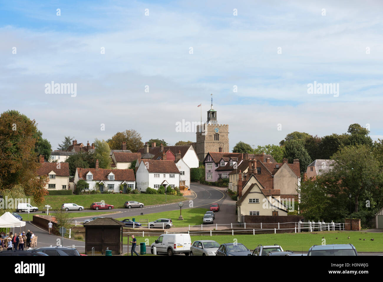 Postal Inglés aldea vista a través de la verde Finchingfield Essex, Inglaterra 2016 Foto de stock