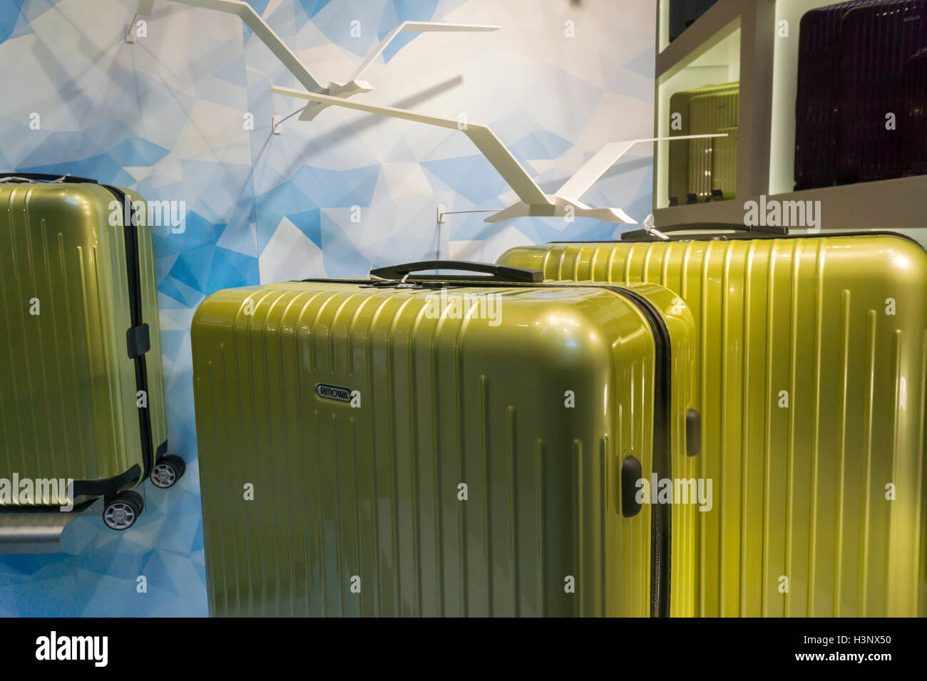 Un almacén de equipaje Rimowa en Nueva York el miércoles, 5 de octubre de  2016. LVMH, el grupo de lujo francés, comprará un 80 por ciento de  participación en el fabricante alemán