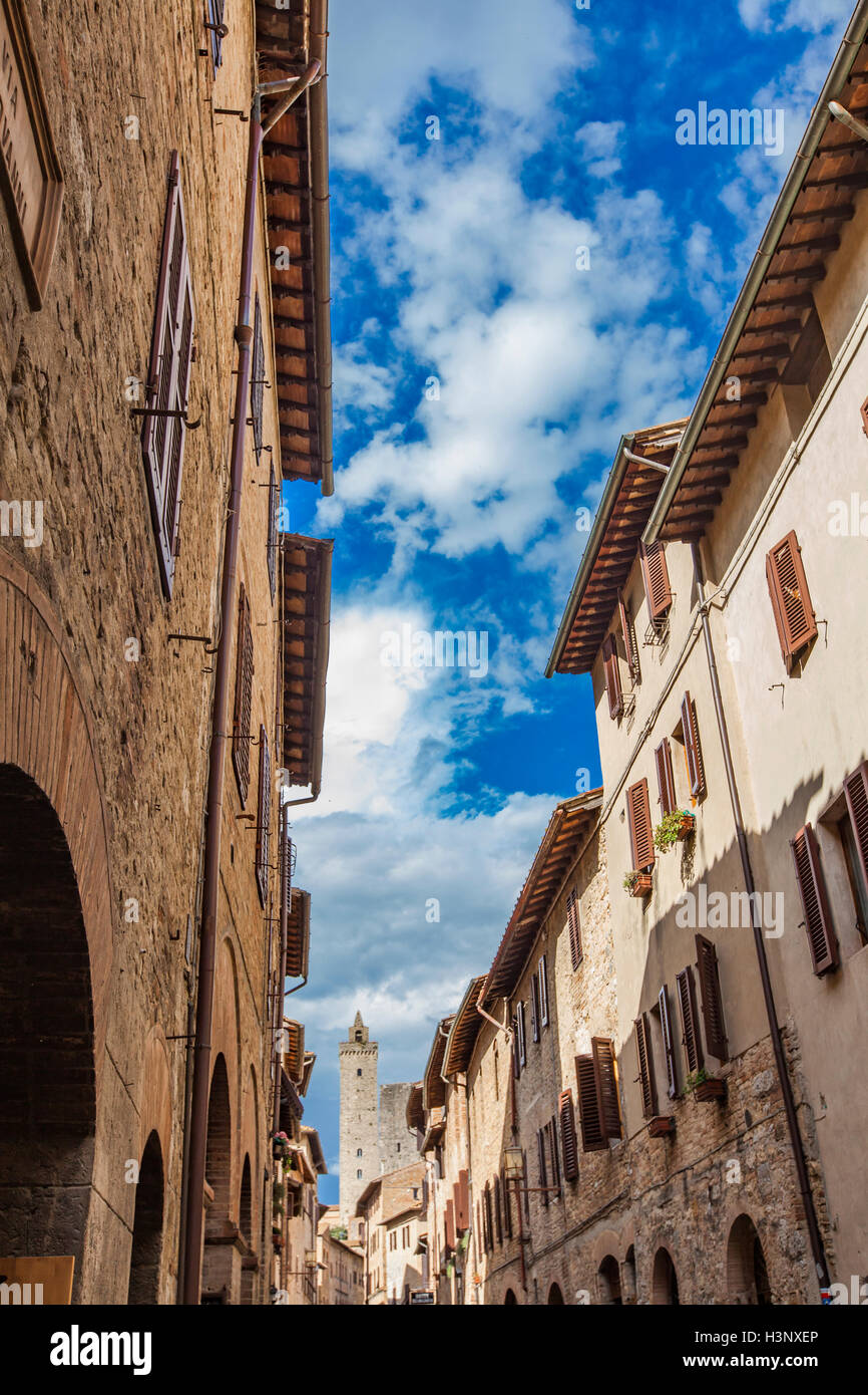 En vista de la torre de piedra en San Gimignano, Toscana, Italia Foto de stock