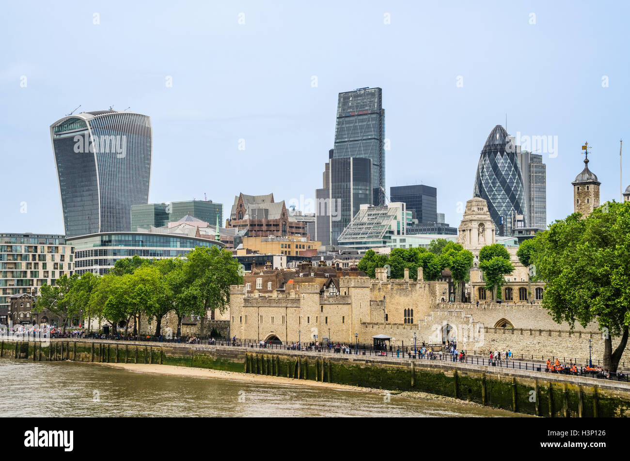 Gran Bretaña, Inglaterra, Londres, la Torre de Londres con la moderna ciudad de Londres Foto de stock