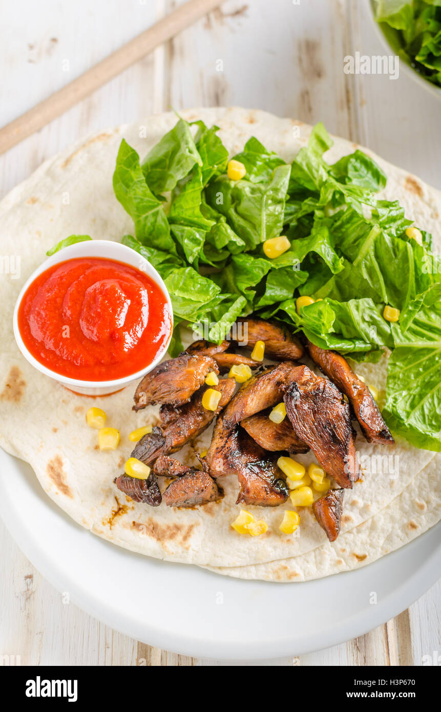 Ensalada de pollo teriyaki, salsa picante, tortillas caseras, tortilla