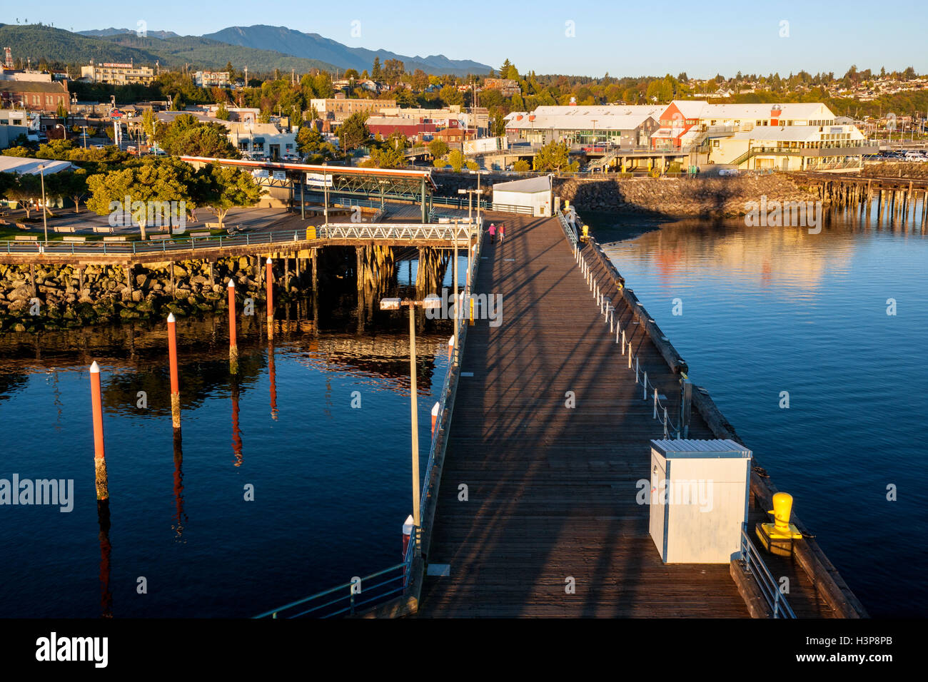 Port Angeles Waterfront desde el muelle de la ciudad - Port Angeles, Washington, EE.UU. Foto de stock