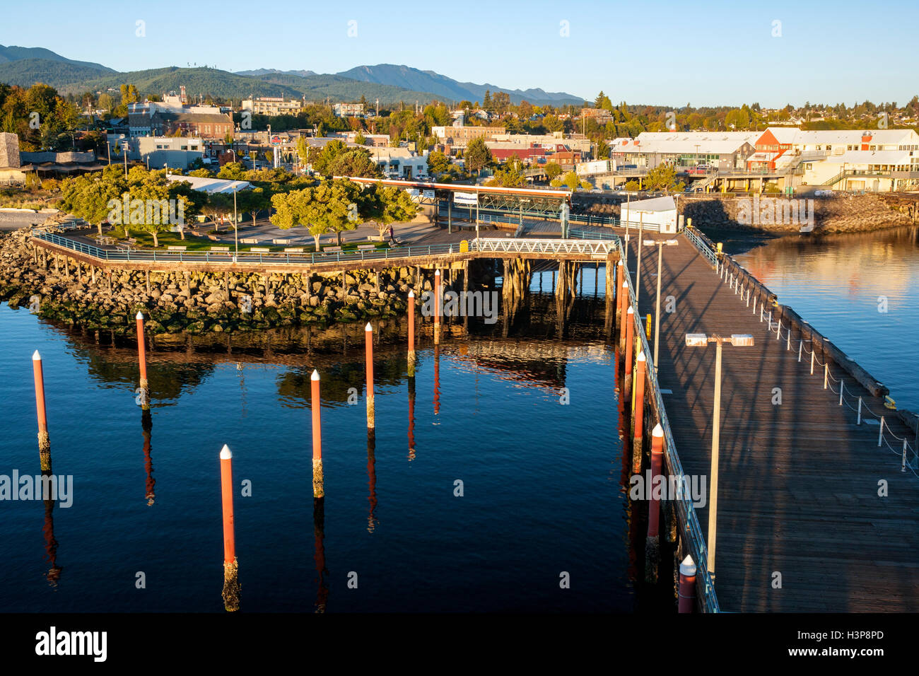 Port Angeles Waterfront desde el muelle de la ciudad - Port Angeles, Washington, EE.UU. Foto de stock