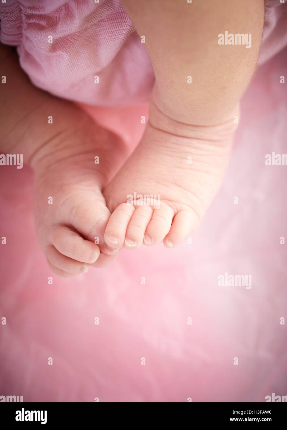 Modelo Liberado Bebe Nina De Pies Descalzos De Cerca Fotografia De Stock Alamy Modelo Liberado Bebe Nina De Pies Descalzos De Cerca Fotografia De Stock Alamy